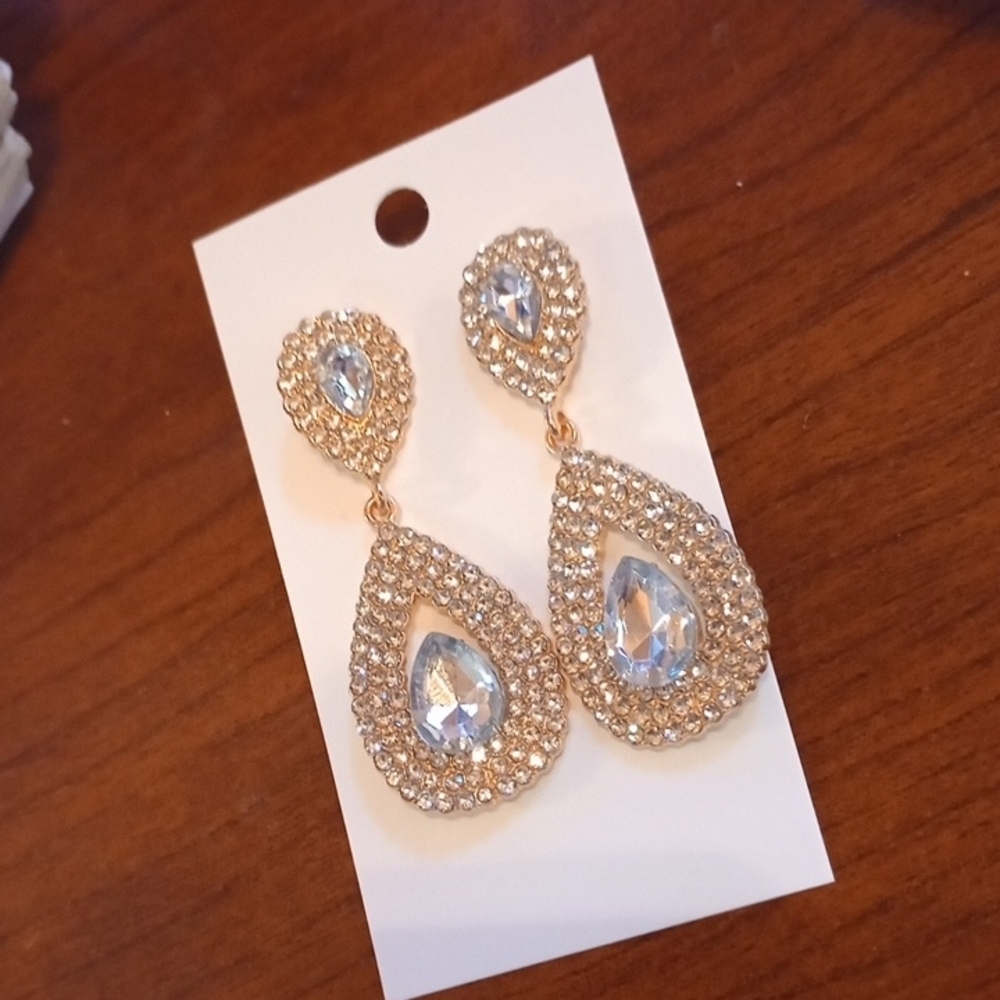 ♥️I Individually $10 Or Bundle 5/$20  Elegant Gold  Bling Teardrop Earrings